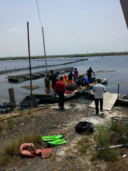 七股魚塭工人落水 2人命危送醫搶救 | 2漁工落水。