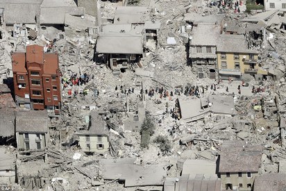 【影】義大利6.2強震 估計已159死368傷 | 強震後空拍圖。(翻攝AP、每日郵報)