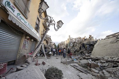 【影】義大利6.2強震 估計已159死368傷 | 在強震後房屋倒塌嚴重，還有百人埋瓦礫堆下。(翻攝EPA、每日郵報)