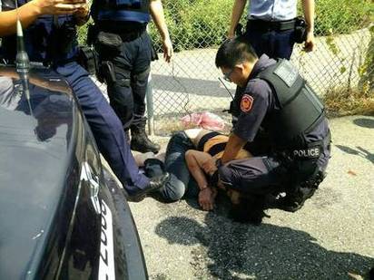 桃園大溪分局2警 押送2嫌竟遭奪槍! | 男性嫌犯被警方壓制。翻攝畫面