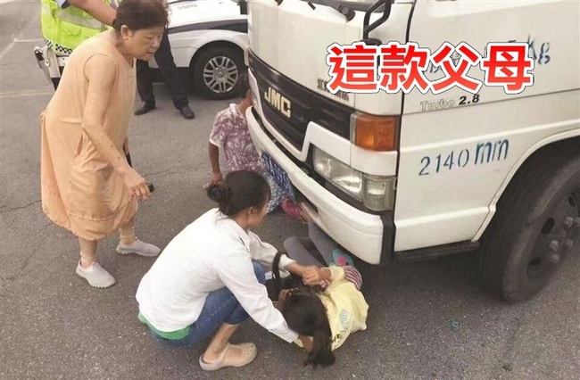 不滿闖紅燈遭罰! 陸母竟塞女到警車下 | 華視新聞