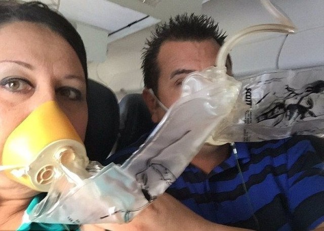 乘客戴氧氣罩。