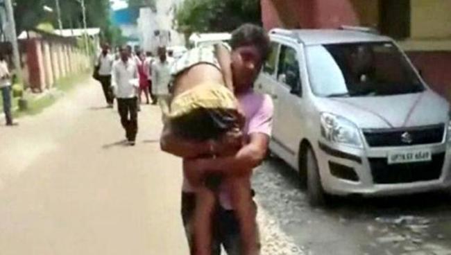印度童成醫療人球 死在父親肩上! | 華視新聞
