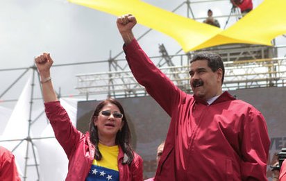 「沒食物快餓死」 委國百萬人上街反政府 | 馬度洛與妻子參加支持政府的遊行。　路透
