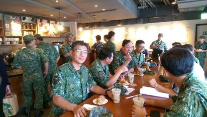 【圖】總統鼓勵穿軍服上街 軍人喝咖啡吃炸雞 | 軍人穿軍服集體喝咖啡。