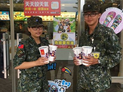 【圖】總統鼓勵穿軍服上街 軍人喝咖啡吃炸雞 | 軍人穿軍服買速食。
