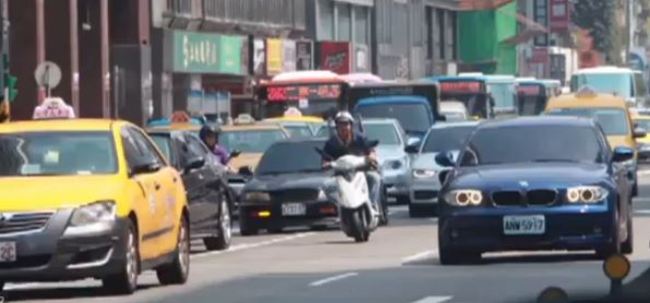 【華視最前線】白天未開車燈將受罰 明年上路! | 華視新聞