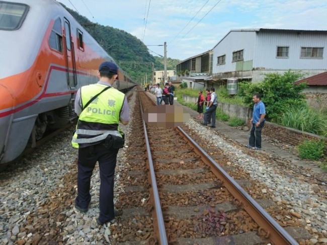 台鐵車禍! 女童闖鐵軌遭自強號撞死 | 華視新聞