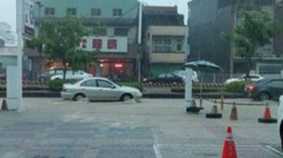 【影】雨一直下! 台南市區多處淹水 | 東區東門路往仁德交流道路段