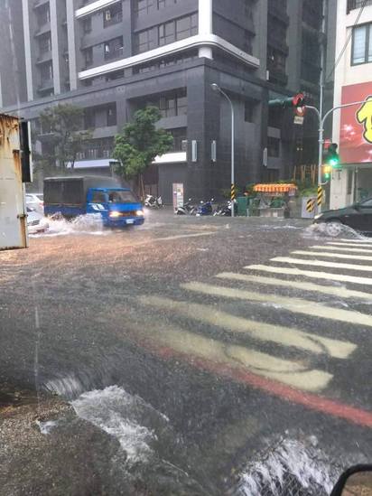 【影】雨一直下! 台南市區多處淹水 | 台南市永康開元路
