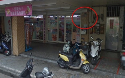 招牌掉落砸傷人 超商店長拘役20天! | 招牌原裝置在紅圈處，現已移除(Google地圖)