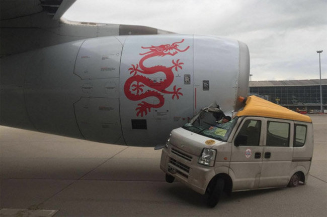 快訊! 香港機場港龍客機撞維修車1人重傷 | 華視新聞