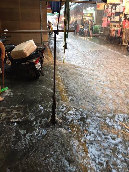 花蓮豪雨下不停 多處街道傳淹水災情 | 公正街。(翻攝花蓮人社團)