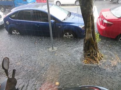 花蓮豪雨下不停 多處街道傳淹水災情 | 和平路與中華路交叉口附近。(翻攝花蓮人社團)