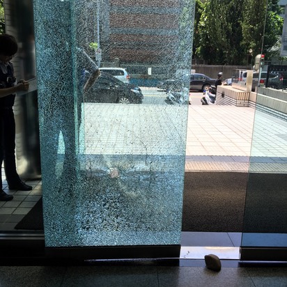 不當黨產委員會遭砸 大門口玻璃碎裂 | 