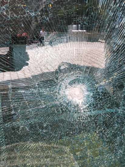 不當黨產委員會遭砸 大門口玻璃碎裂 | 