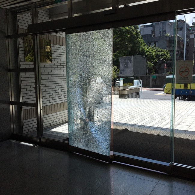 不當黨產委員會遭砸 大門口玻璃碎裂 | 華視新聞