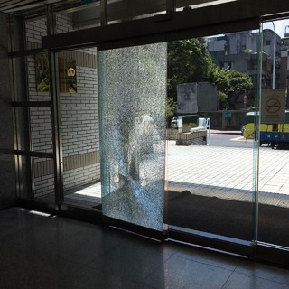 不當黨產委員會遭砸 大門口玻璃碎裂