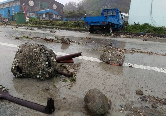 莫蘭蒂災情 蘭嶼17級風 吹巨石衝上馬路【影】 | 華視新聞