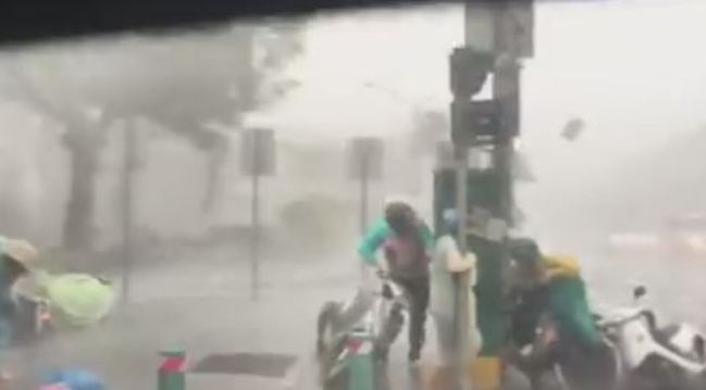 颱風莫蘭蒂 機車被吹飛 騎士抱柱保命 | 華視新聞