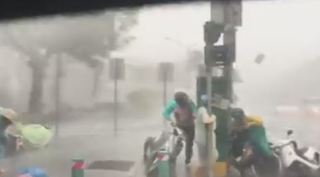 颱風莫蘭蒂 機車被吹飛 騎士抱柱保命