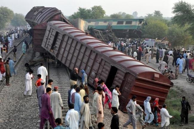 巴基斯坦火車相撞 至少6死百人傷 | 華視新聞