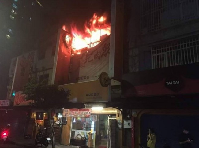 中秋夜不寧靜! 新北中和燒烤店遭火吞噬 | 華視新聞