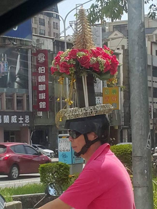 台中阿伯騎車 安全帽花團錦簇超狂! | 華視新聞