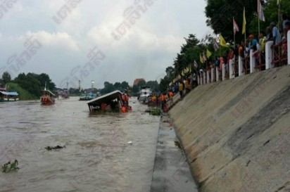 泰國湄南河船難 15死46傷13失蹤 | 河水混濁救援困難。(翻攝每日新聞)