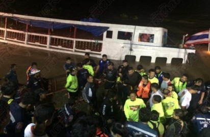 泰國湄南河船難 15死46傷13失蹤 | 泰國政府持續派人搜救當中。(翻攝每日新聞)