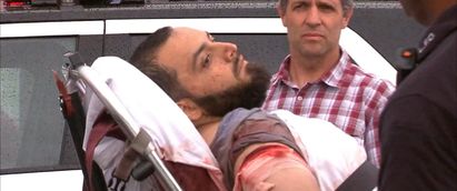 紐約爆炸案 嫌與警交火遭捕右肩受傷 | 被捕後綁在擔架上由救護車送走。(翻攝ABC News)