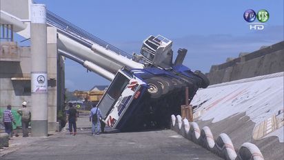 颱風梅姬增強撲台 花蓮港吊臂被吹垮【影】 | 花蓮賞鯨碼頭發生吊車傾倒意外。資料畫面。