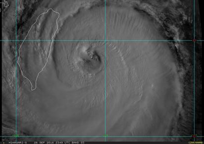 梅姬颱風籠罩東台灣 颱風眼清晰 | 梅姬颱風可見光雲圖。