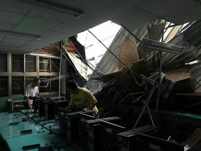 梅姬颱風受災戶! 復興商工教室遭鐵皮砸毀 | 校方趕緊將電腦搬離。