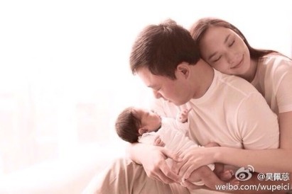 吳佩慈16億付現買2房 產後坐穩正宮寶座 | 吳佩慈2014年替王曉波生下一女。
