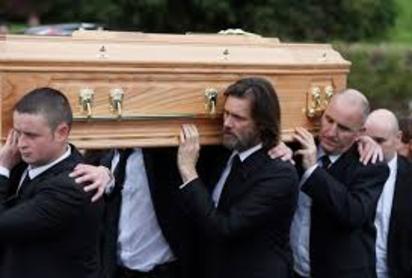 金凱瑞與輕生前女友簡訊曝光 鹹濕露骨 | 凱斯里歐娜懷特出殯時，金凱瑞當她的扶棺人。翻攝畫面。