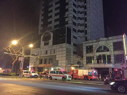 【影】台南永華路大樓火警 百人疏散8人嗆傷 | 