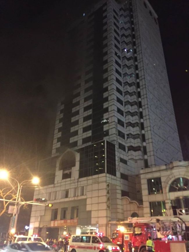 【影】台南永華路大樓火警 百人疏散8人嗆傷 | 華視新聞