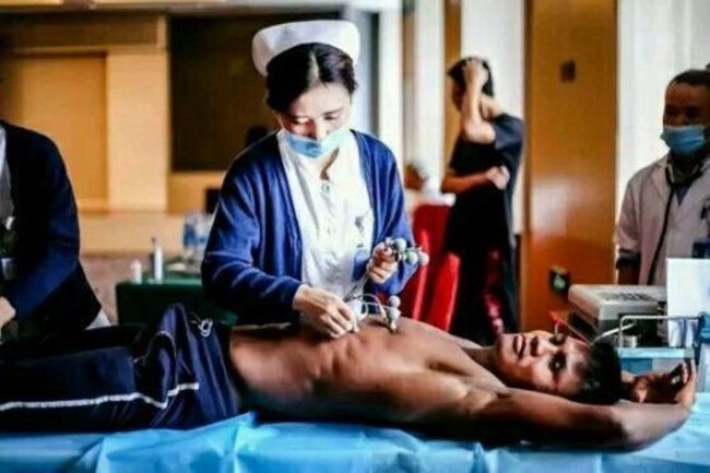 護士摸身體檢 泰國球王羞起生理反應 | 華視新聞
