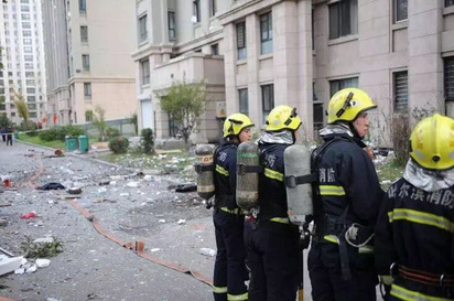 哈爾濱氣爆3死 目擊者:人從14樓飛墜而下 | 消防人員趕到現場救援。(翻攝鳳凰網)