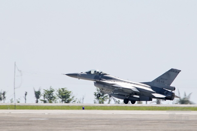 F16戰機輪胎有異險衝出機場跑道 人員平安 | 華視新聞