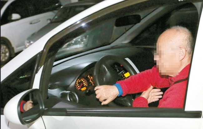 明年7月 高齡駕駛人換駕照先要測驗 | 華視新聞