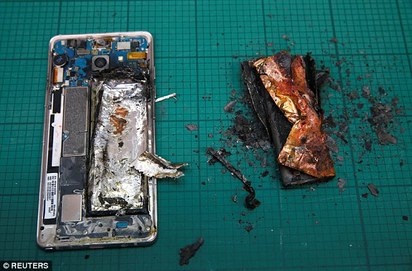 Note 7電池加壓實驗 驚人畫面公開! | 實驗爆炸手機殘骸。(翻攝路透社)