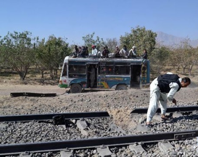 巴基斯坦火車遭連續炸彈攻擊 4死16傷 | 華視新聞