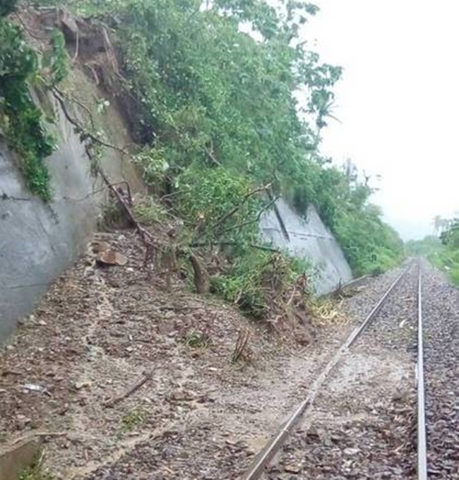 火車台東撞土石流無傷亡 預計9點半搶通 | 華視新聞