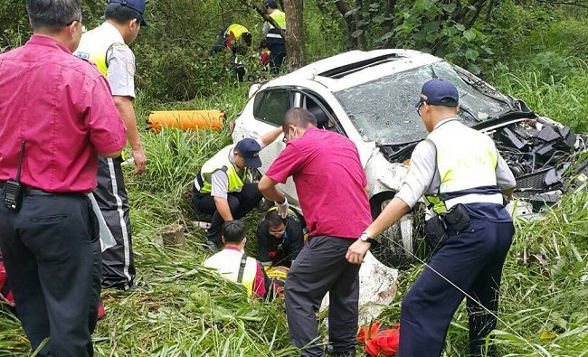 國道車禍 自小客衝出邊坡車毀2人傷 | 華視新聞
