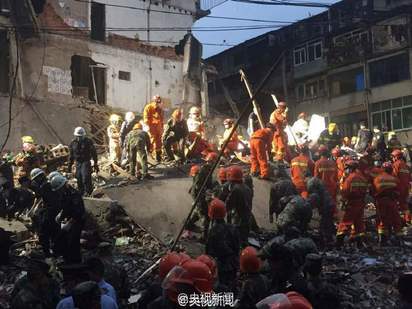 大陸浙江民宅倒塌釀4死 警消持續搶救 | 一開始還必須打燈才能順利搶救。(翻攝央視新聞微博)