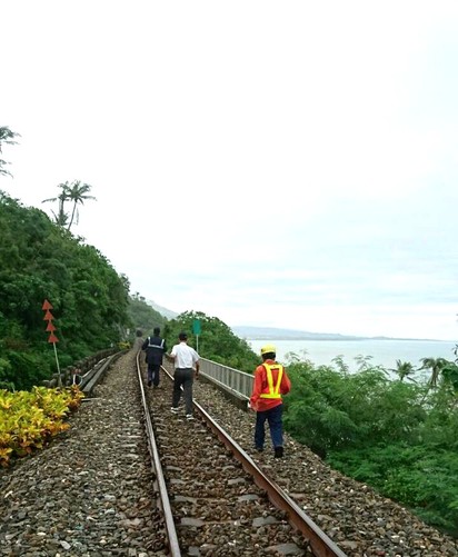 鋼軌已修復 台鐵南迴線下午2點恢復通車 | 台鐵人員和警方一直前往了解。