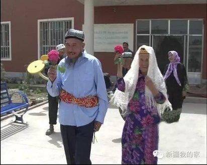 74歲娶114歲 新疆男苦追人瑞1年終如願 | 兩人看起來相當開心。(翻攝新浪網)