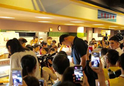 姚明訪台 學生餐廳夾菜被包圍【影】 | 姚明在餐廳裡成為鎂光燈焦點。